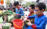 Học sinh Hà Nội thích thú gói bánh chưng ngày Tết
